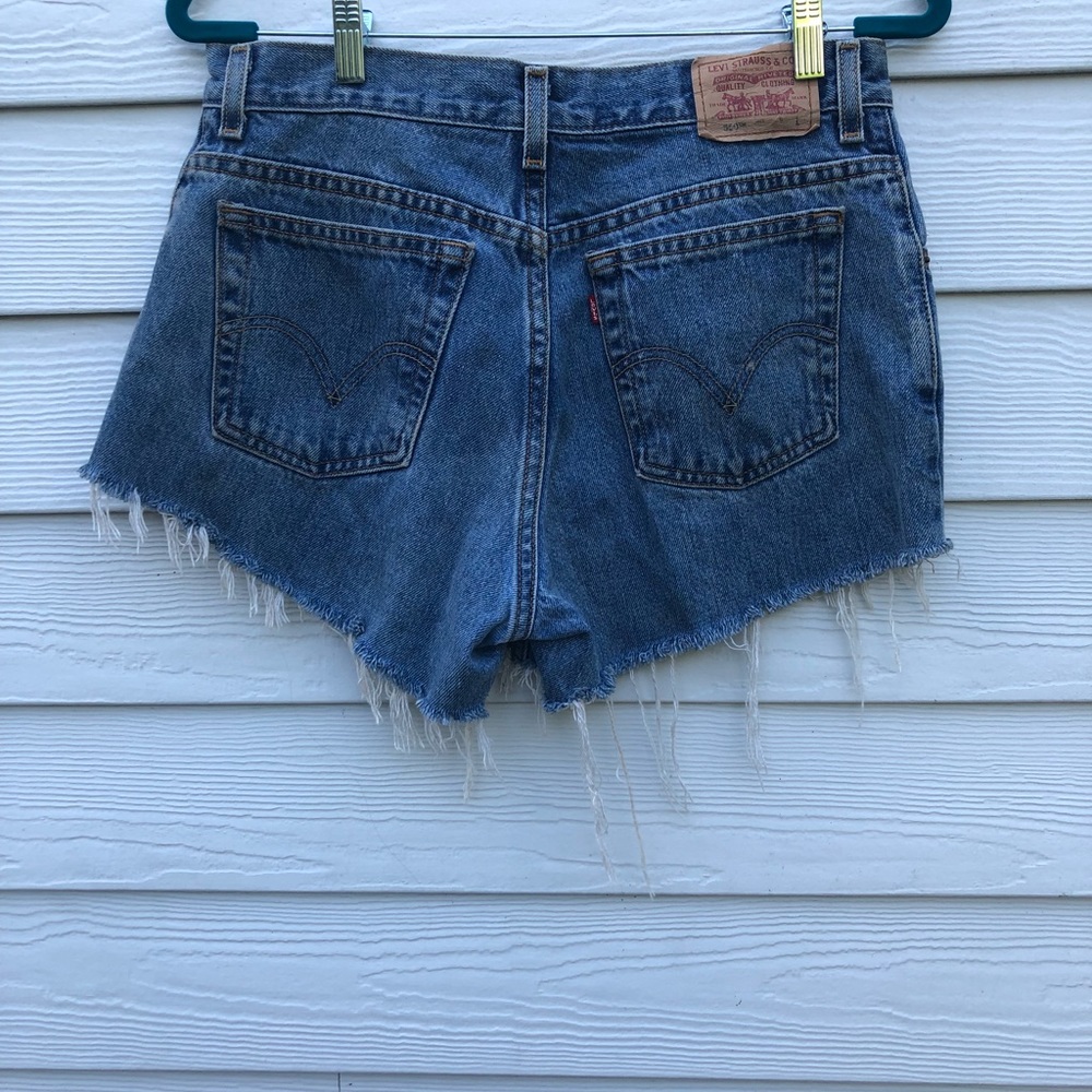 vintage high waist levi cut offs / raw hem shorts